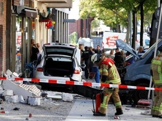Οδηγός έπεσε με το αυτοκίνητό του σε καφέ του Βερολίνου